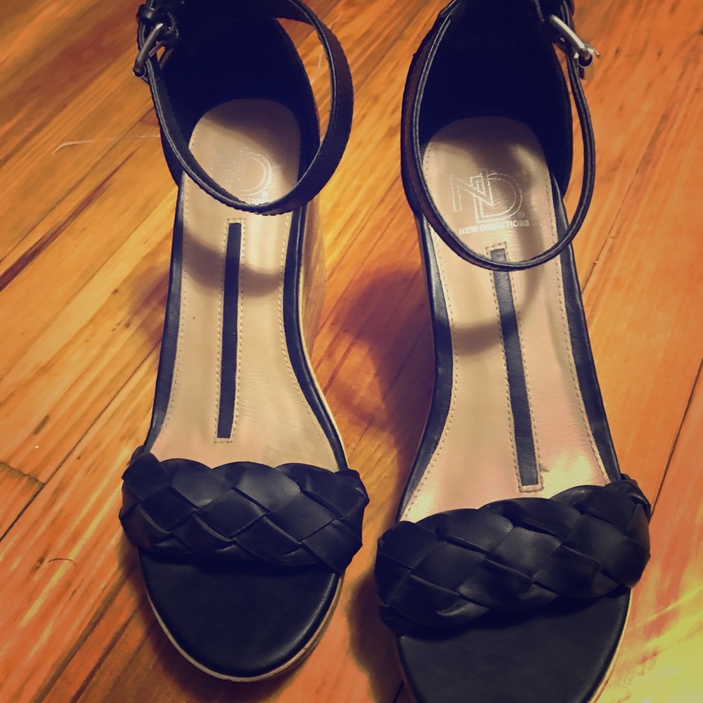 Black wedges